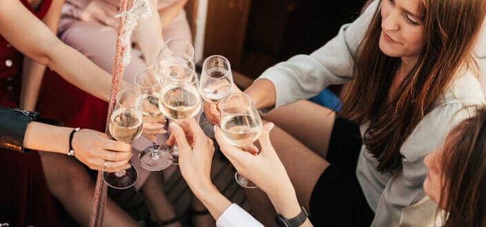 friends clinking their drinks