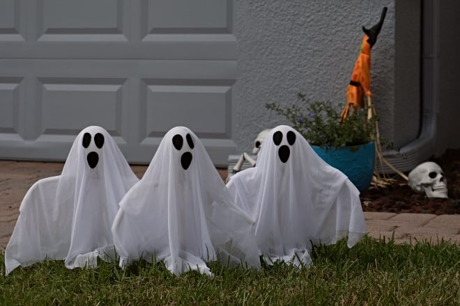 Ghost in the graveyard game - skeleton decorations in the lawn
